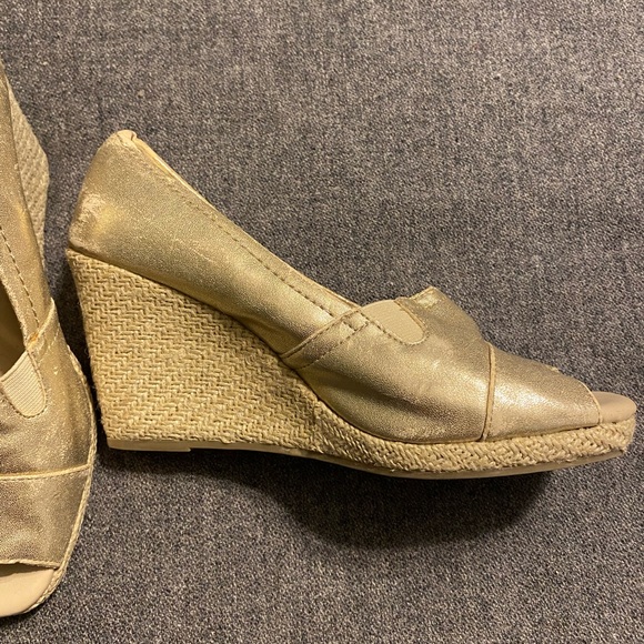 Gold metallic peep toe wedge - Picture 5 of 5